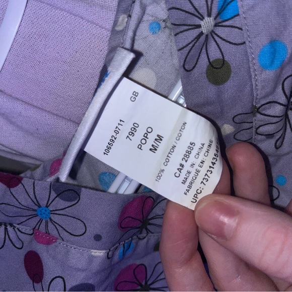 🌸Floral Scrub top - Picture 4 of 4